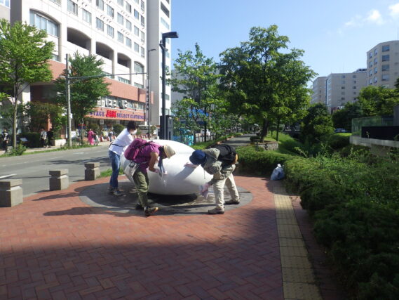 8月24日に安田侃彫刻の天秘の清掃をする彫刻清掃ボランティア