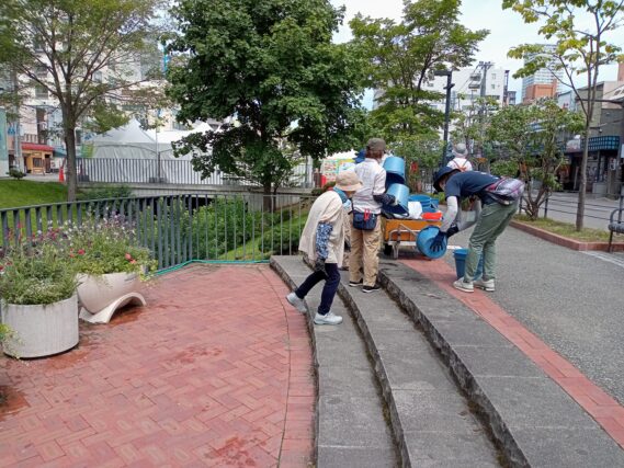 8月1日にコンテナ花壇のお手入れをする花くらぶ
