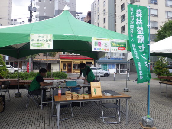 水源の森づくりのパズル、木のボールペンづくりコーナーの様子