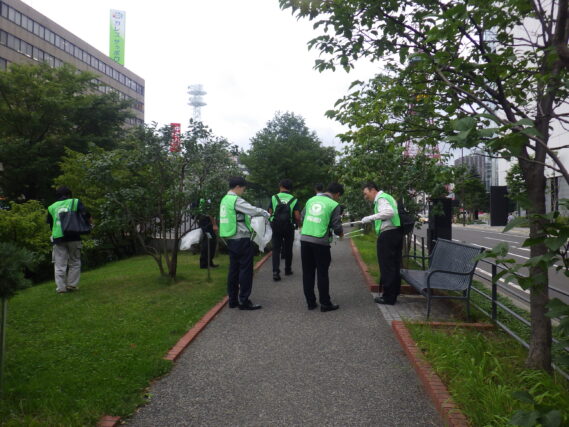 8月22日に公園のゴミ拾いをする企業ボランティア