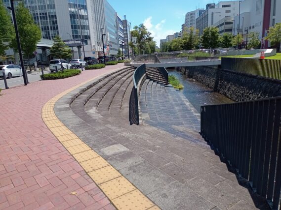 除草が終わって綺麗になった階段広場