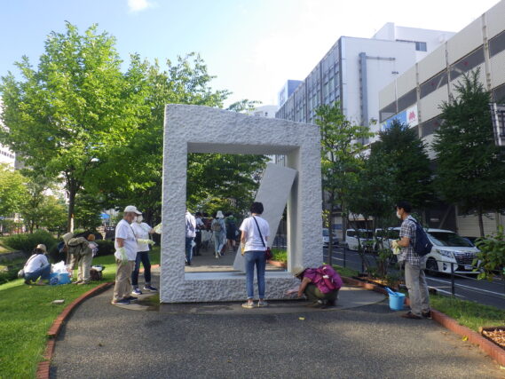 8月24日に安田侃彫刻の生棒の清掃をする彫刻清掃ボランティア