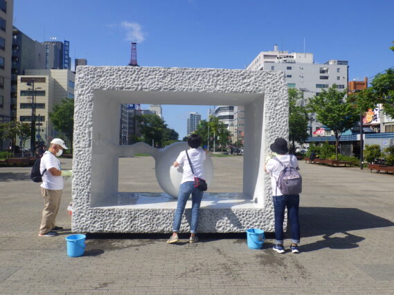 8月24日に安田侃彫刻の生誕の清掃をする彫刻清掃ボランティア