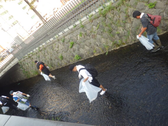 8月24日に創成川のゴミ拾いをする市民団体