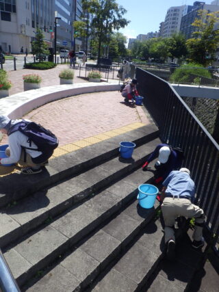 9月4日に階段の除草をするお助け隊
