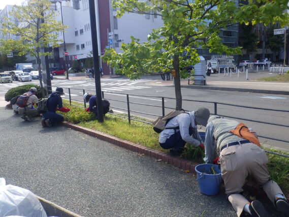 園路や花壇の除草をするお助け隊の様子