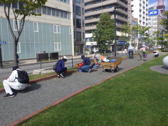 園路や花壇の除草をするお助け隊の様子