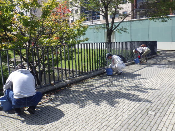 園路や花壇の除草をするお助け隊の様子