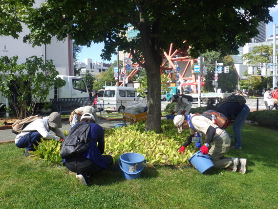 園路や花壇の除草をするお助け隊の様子