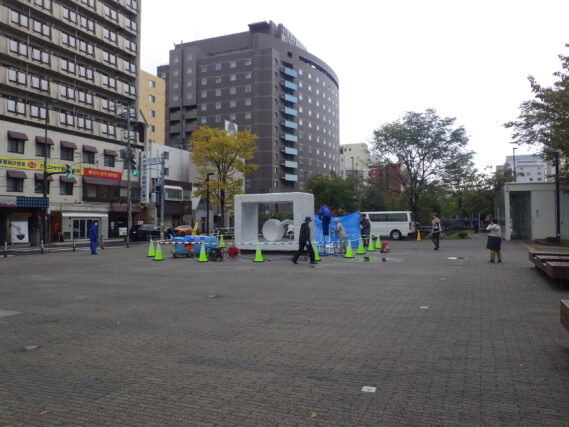 生誕のコーティング作業の前の高圧洗浄作業の様子