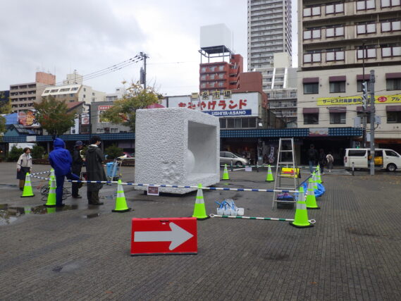 生誕のコーティング作業の前の高圧洗浄作業の様子