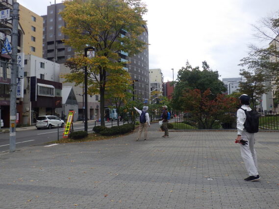 公園内の電気設備の点灯チャックをするお助け隊