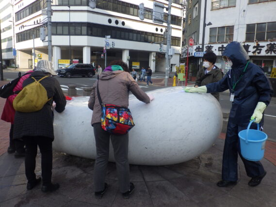 天秘の清掃作業をする彫刻清掃ボランティアの創成川ポポロ