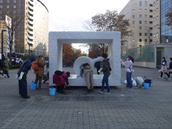 生誕の清掃作業をする彫刻清掃ボランティアの創成川ポポロ