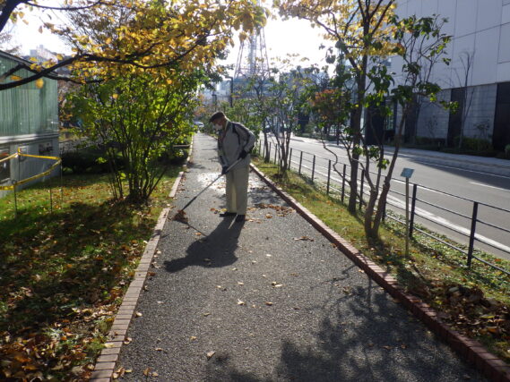 園路の落ち葉清掃をするお助け隊