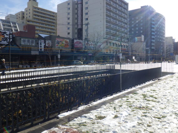 狸二授広場北側の川の立ち入り禁止の様子