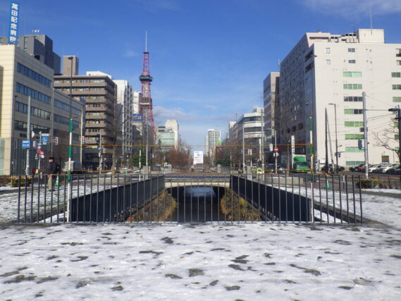 狸二授広場北側の川の立ち入り禁止の様子