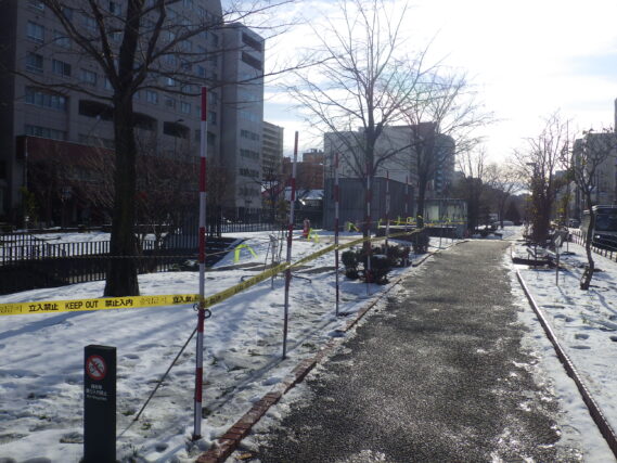 南2条西側のデッキ鵜の立ち入り禁止の様子