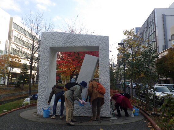 生棒の清掃作業をする彫刻清掃ボランティアの創成川ポポロ