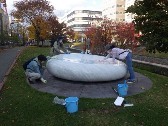 天秘の清掃作業をする彫刻清掃ボランティアの創成川ポポロ