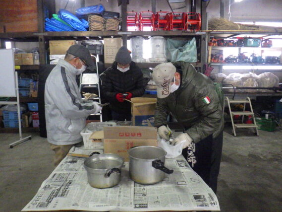 ロウソク作りをするお助け隊