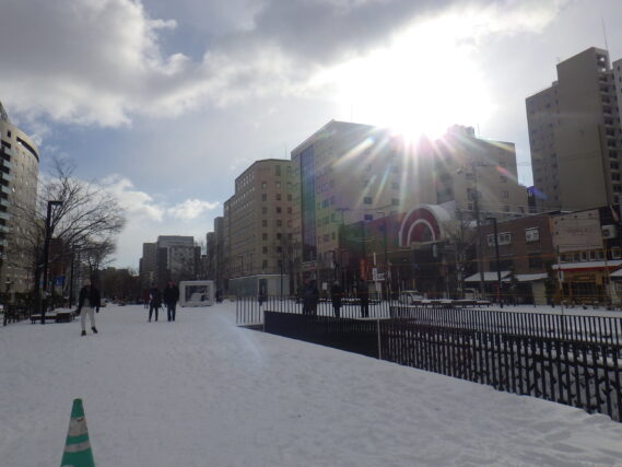 狸二条広場に太陽の光がさしている様子