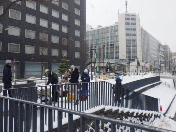 札電協青年部によるイルミネーションの設置作業の様子