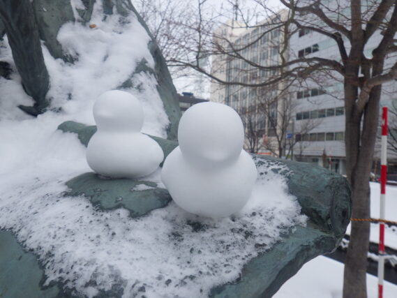 「彫刻作品も冬ごもり雪の園内」の画像