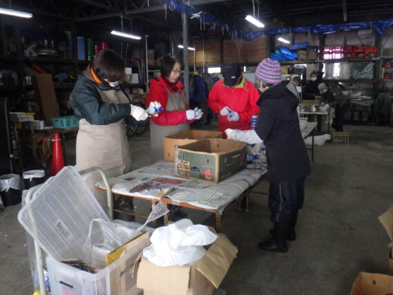 ロウソク作りをするお助け隊