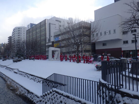 「雪景色の公園でサンタラン」の画像