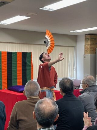 ボランティア交流会で曲芸を見る様子