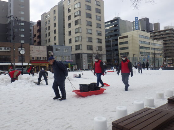 スノーキャンドル作りをする公園ボランティアさんたち