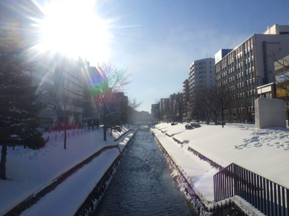 1月18日の南1条に太陽の光が降り注ぐ様子