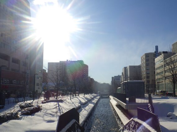 1月18日の南2条に太陽の光が降り注ぐ様子