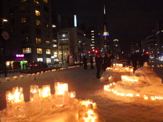 点灯されたスノーキャンドルと見に来た人たちの様子