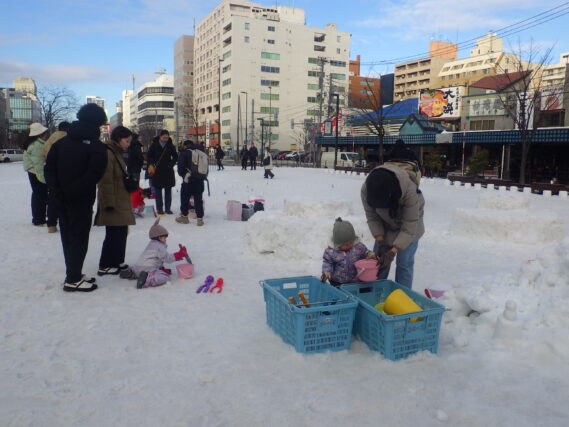スノーキャンドル作りを楽しむ親子連れなど