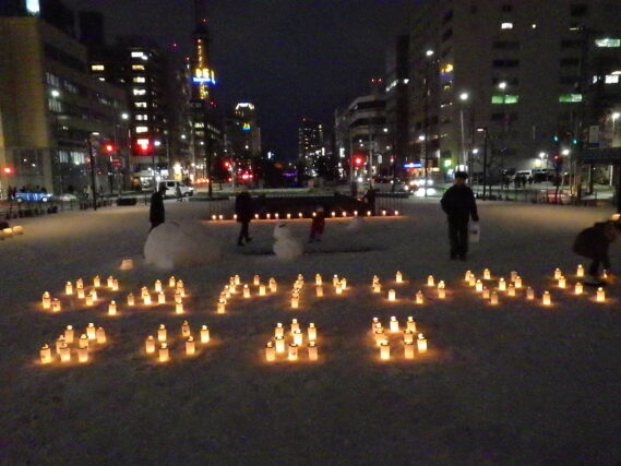 カップキャンドルで「SAPPORO2025」と描いた様子