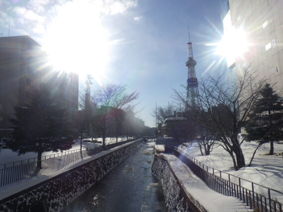 1月18日の北1条に太陽の光が降り注ぐ様子