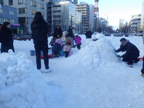 スノーキャンドル作りを楽しむ親子連れなど