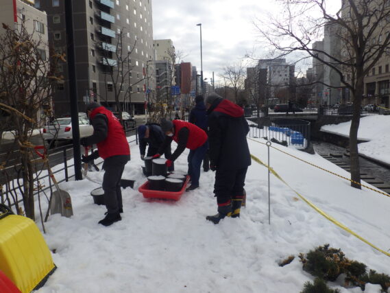 スノーキャンドル作りをする公園ボランティアさんたち