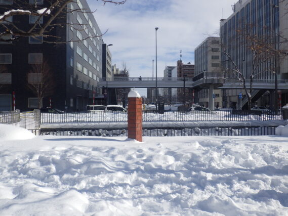 テレビ塔前にある「たけくらべ」の積雪の様子