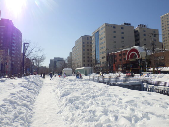 狸二条広場でたくさんのこどもたちや観光客が遊ぶ様子