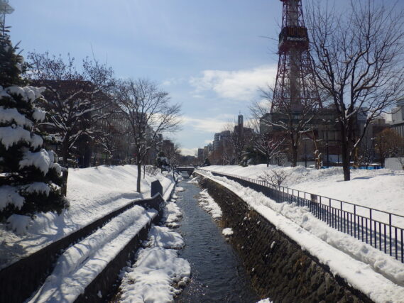 北1条からテレビ塔をのぞむ