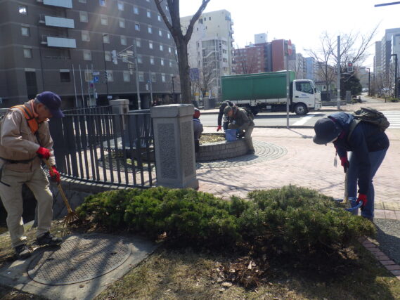 園内の春の清掃活動をするお助け隊