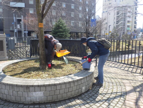 園内の春の清掃活動をするお助け隊