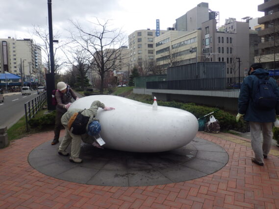 天秘の清掃をする彫刻清掃ボランティア