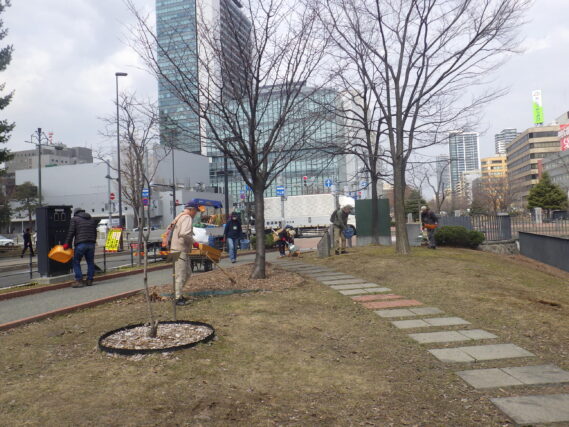 園内の春の清掃活動をするお助け隊