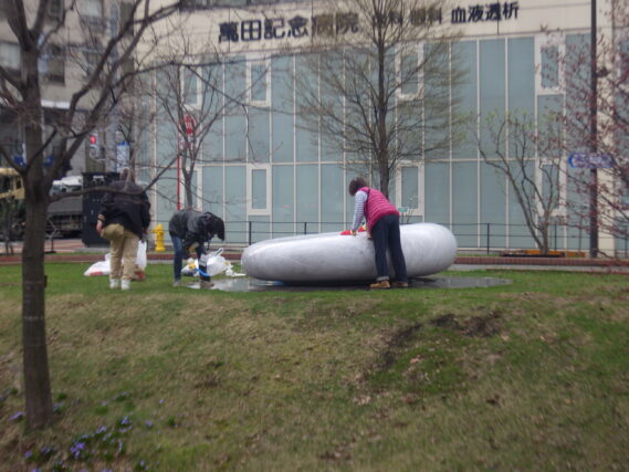 天秘の清掃をする彫刻清掃ボランティア