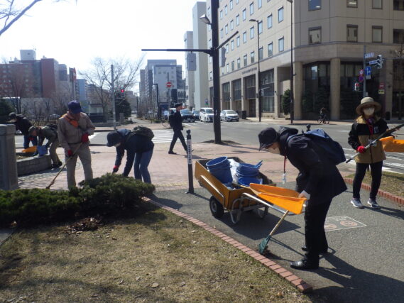 園内の春の清掃活動をするお助け隊