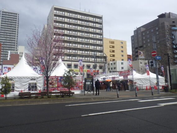 4月25日に始まった狸二条酒まつりの様子
